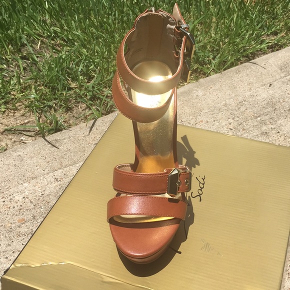 Classy light brown wedges. - Picture 3 of 5